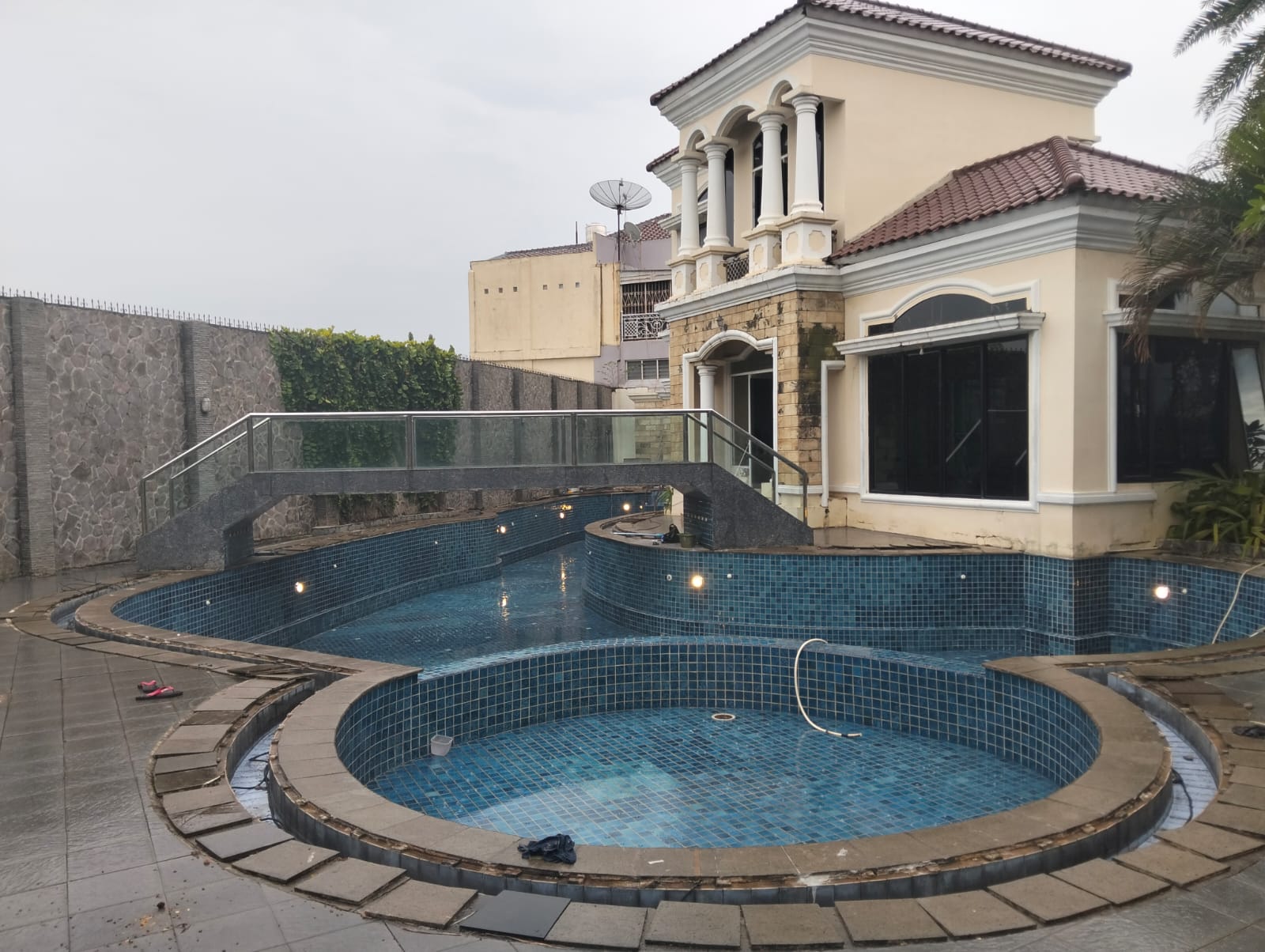 kontraktor kolam renang