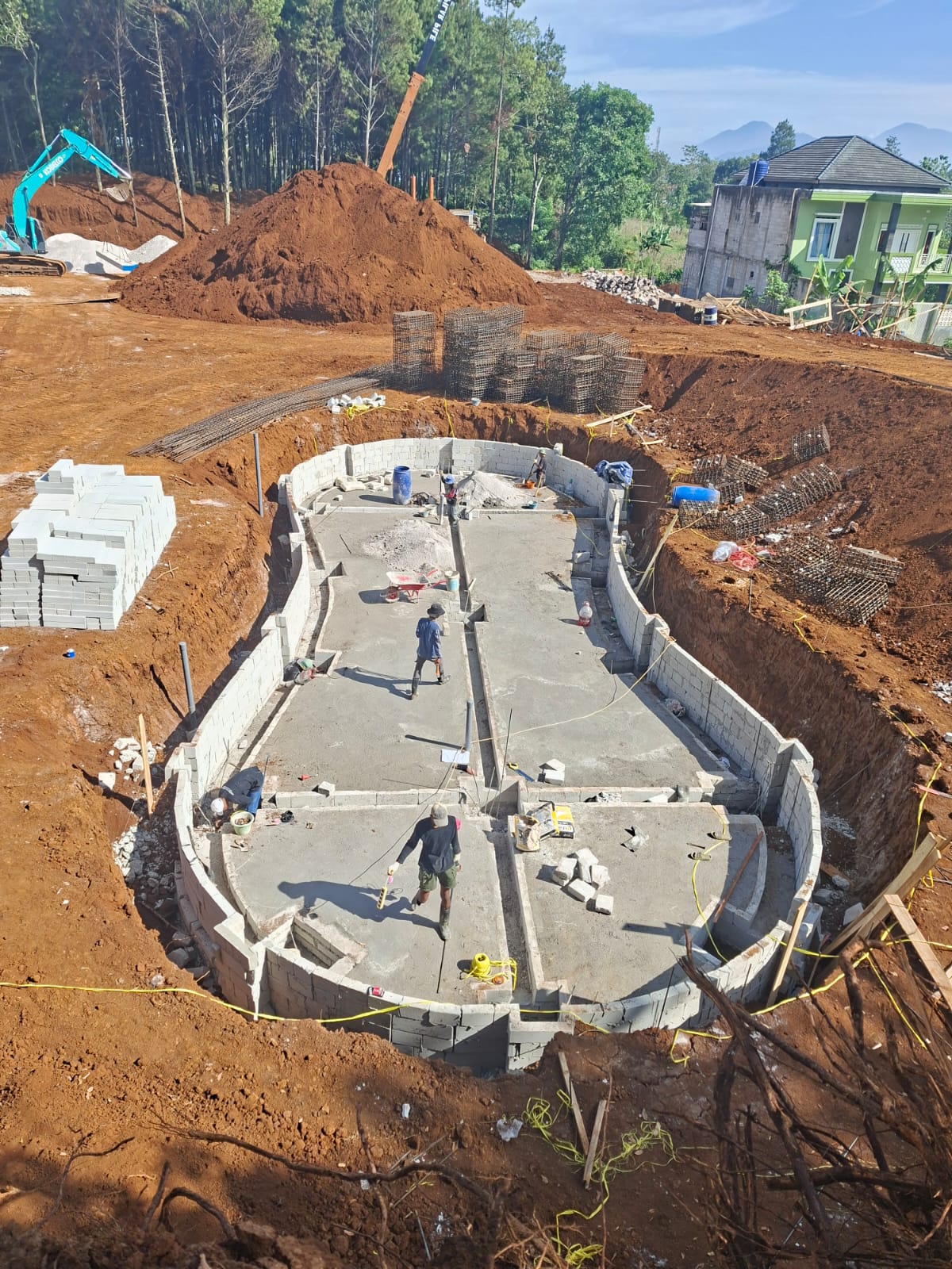 proses pembangunan kolam renang